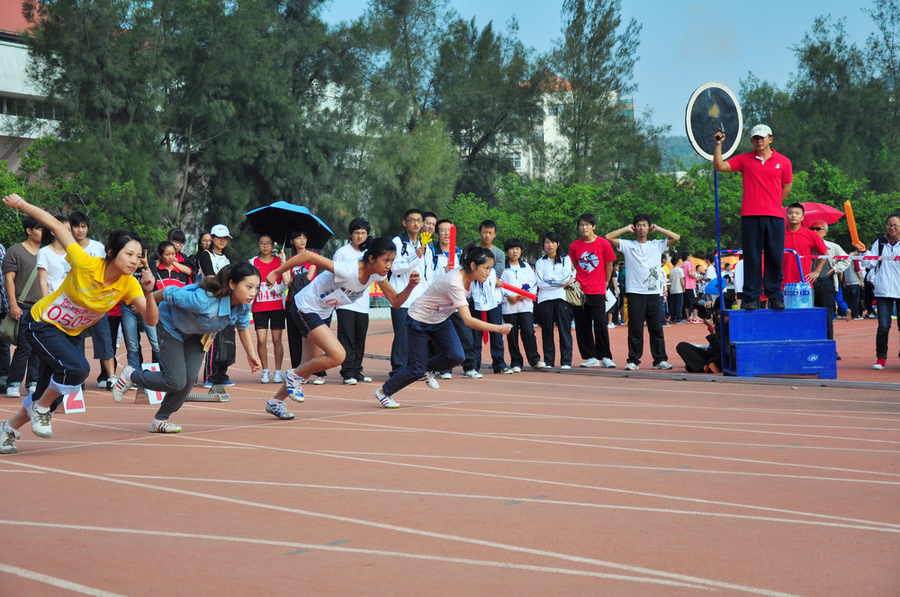 12级候静宜100米预赛(左三)