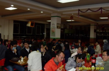 同学们一边打牌下棋,一边欣赏前台同学的“表演”