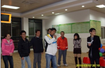 男生一展歌喉,用歌声送出自己对女生们的祝福